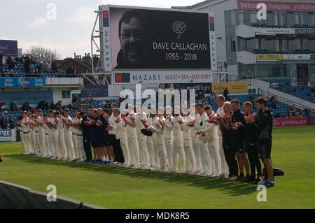 Leeds, Angleterre, 20 avril 2018. Les joueurs de Yorkshire et Nottingham alignés avec les responsables du club avant de jouer pour une période d'applaudissements à la mémoire de Dave Callaghan, commentateur Radio Leeds décédé le 12 mars 2018. Crédit : Colin Edwards/Alamy Live News. Banque D'Images