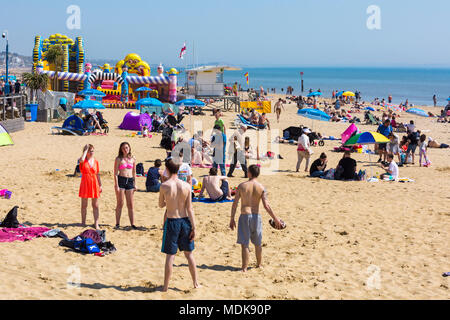 Bournemouth, Dorset, UK. 20 avril 2018. Météo France : les plages sont bondées de visiteurs affluent à la plage pour profiter du beau temps à Bournemouth. Credit : Carolyn Jenkins/Alamy Live News Banque D'Images