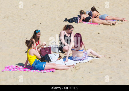 Bournemouth, Dorset, UK. 20 avril 2018. Météo France : les plages sont bondées de visiteurs affluent à la plage pour profiter du beau temps à Bournemouth. Les amis de soleil à la plage. Credit : Carolyn Jenkins/Alamy Live News Banque D'Images