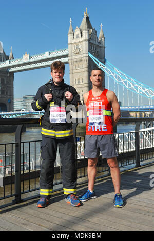 Londres, Royaume-Uni. 20 avril 2018. Guy Tillotson (Paddington Watch Manager) et Mike Dowden (North Kensington Watch Manager) à l'Esprit de Londres, Virgin Money avant course marathon de Londres photocall, Tower Hotel, Londres, Royaume-Uni. Les deux hommes sont les pompiers qui ont participé à l'incendie de la tour de Grenfell et Tillotson sera exécuté le premier et le dernier kilomètre de la course dans un appareil complet et uniforme qui a un poids combiné d'environ 13kg. Crédit : Michael Preston/Alamy Live News Banque D'Images