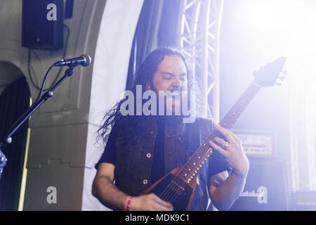 Pays-bas, Tilburg - Avril 19, 2018. Le groupe de doom metal américain Khemmis effectue un concert live au cours de la Dutch metal festival Roadburn Festival 2018 à Tilburg. Ici le chanteur et guitariste Ben Hutcherson est vu sur scène. (Photo crédit : Gonzales Photo - Peter Troest). Banque D'Images