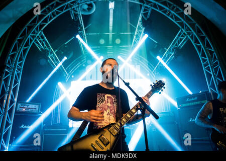 Pays-bas, Tilburg - Avril 19, 2018. Le groupe de doom metal américain Khemmis effectue un concert live au cours de la Dutch metal festival Roadburn Festival 2018 à Tilburg. Ici chanteur et guitariste Phil Pendergast est vu sur scène. (Photo crédit : Gonzales Photo - Peter Troest). Banque D'Images