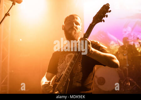 Pays-bas, Tilburg - Avril 19, 2018. Le groupe de doom metal américain Khemmis effectue un concert live au cours de la Dutch metal festival Roadburn Festival 2018 à Tilburg. Ici chanteur et guitariste Phil Pendergast est vu sur scène. (Photo crédit : Gonzales Photo - Peter Troest). Banque D'Images