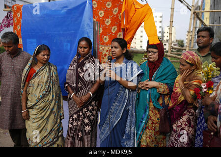 Dhaka, Bangladesh. Apr 20, 2018. Un mémorial titre de l'exposition 'Mémoires Kantha et mots'' tenue à protester contre des milliers de vies et de rêves de se souvenir des travailleurs tués dans l'effondrement du Rana Plaza le 24 avril à 2013, en face de Rana Plaza, Savar. Credit : Md. Mehedi Hasan/ZUMA/Alamy Fil Live News Banque D'Images