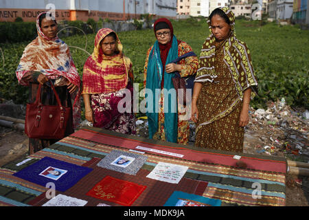Dhaka, Bangladesh. Apr 20, 2018. Un mémorial titre de l'exposition 'Mémoires Kantha et mots'' tenue à protester contre des milliers de vies et de rêves de se souvenir des travailleurs tués dans l'effondrement du Rana Plaza le 24 avril à 2013, en face de Rana Plaza, Savar. Credit : Md. Mehedi Hasan/ZUMA/Alamy Fil Live News Banque D'Images