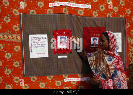 Dhaka, Bangladesh. Apr 20, 2018. Nachhima, mère de victime Akhi montre sa main nakshi Kantha lors d'une exposition de la jeune victime en face de Rana Plaza, Savar. Credit : Md. Mehedi Hasan/ZUMA/Alamy Fil Live News Banque D'Images
