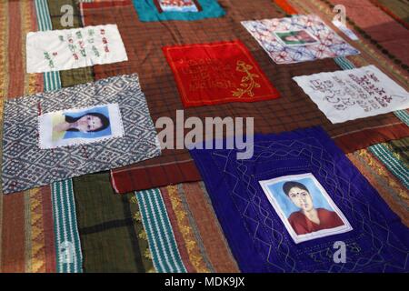 Dhaka, Bangladesh. Apr 20, 2018. Un mémorial titre de l'exposition 'Mémoires Kantha et mots'' tenue à protester contre des milliers de vies et de rêves de se souvenir des travailleurs tués dans l'effondrement du Rana Plaza le 24 avril à 2013, en face de Rana Plaza, Savar. Credit : Md. Mehedi Hasan/ZUMA/Alamy Fil Live News Banque D'Images
