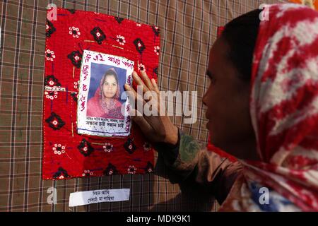 Dhaka, Bangladesh. Apr 20, 2018. Nachhima, mère de victime Akhi montre sa main nakshi Kantha lors d'une exposition de la jeune victime en face de Rana Plaza, Savar. Credit : Md. Mehedi Hasan/ZUMA/Alamy Fil Live News Banque D'Images