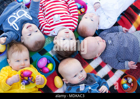 Chasse aux oeufs de Pâques Bébé Banque D'Images