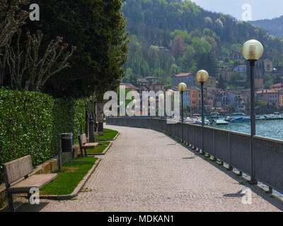 Longue promenade avec vue sur le lac de Lugano dans le village touristique Porto Ceresio, Italie Banque D'Images