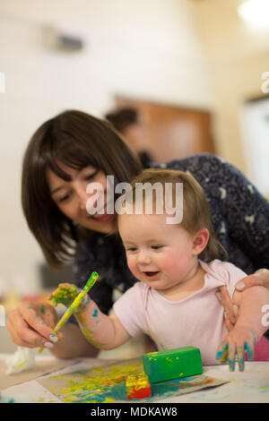 Maman Et Bebe De 6 Mois Peinture Photo Stock Alamy