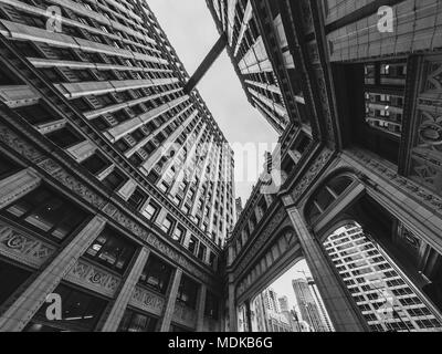 Vue vers le haut entre le bâtiment towers de Chicago. Banque D'Images