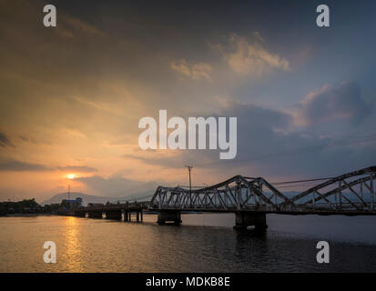 Monument vieux pont et rivière au coucher du soleil à Kampot Cambodge Banque D'Images