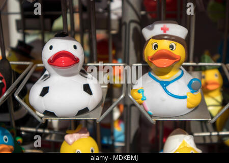 Amsterdam, Pays-Bas - 14 avril 2018 Deux canards en plastique jaune dans des tenues de marin dans la fenêtre d'une boutique de souvenirs Banque D'Images