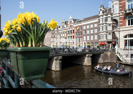 Amsterdam, Pays-Bas - 14 avril 2018 Le festival annuel des fleurs de printemps qui coule dans les rues d'Amsterdam Banque D'Images