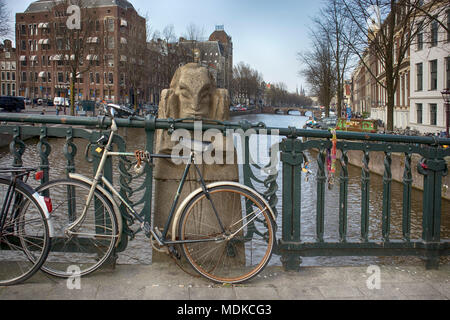 Amsterdam, Pays-Bas - 14 avril 2018 plus d'Art Pont canal à Amsterdam, Hollande . Affiche de nombreuses statues du Pont local pour le plaisir du public, ils ado Banque D'Images