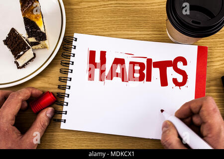 Main conceptuel écrit, indiquant les habitudes. Photo d'affaires mettant en pratique de routine ou tendance régulière manières habituelles du comportement écrit par l'homme N Banque D'Images