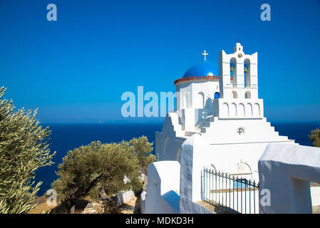 Église blanche à Poulati, Sifnos, Grèce Banque D'Images