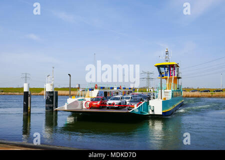 Ferry avec des voitures à Spui, Voorne Putten, Pays-Bas Banque D'Images