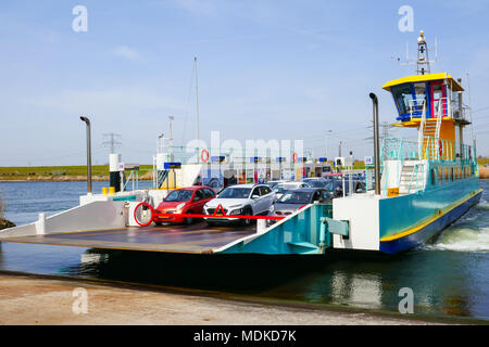 Ferry avec des voitures à Spui, Voorne Putten, Pays-Bas Banque D'Images