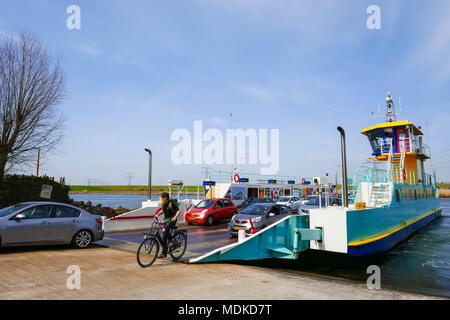 Ferry avec des voitures à Spui, Voorne Putten, Pays-Bas Banque D'Images