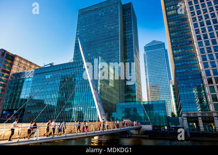 Quai Sud Passerelle à Canary Wharf - London's business district (25, rue Bank, One Canada Square et 40, rue Bank) Banque D'Images