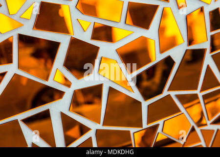 Fond orange avec motif de petits morceaux de miroirs Banque D'Images