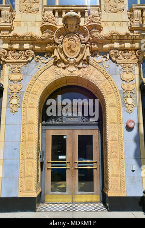 Les ornements en terre cuite à l'entrée de l'établissement Uptown Broadway dans Chicago. Banque D'Images