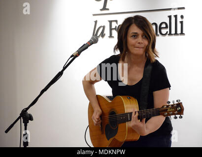 Naples, Italie. Apr 19, 2018. Carmen Consoli présente son album 'Eco di cugnana' à la Feltrinelli à Naples et il se produit dans un mini-set acoustique. Credit : Mariano Montella/Pacific Press/Alamy Live News Banque D'Images