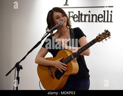 Naples, Italie. Apr 19, 2018. Carmen Consoli présente son album 'Eco di cugnana' à la Feltrinelli à Naples et il se produit dans un mini-set acoustique. Credit : Mariano Montella/Pacific Press/Alamy Live News Banque D'Images