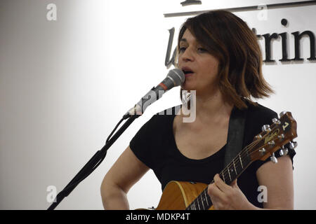 Naples, Italie. Apr 19, 2018. Carmen Consoli présente son album 'Eco di cugnana' à la Feltrinelli à Naples et il se produit dans un mini-set acoustique. Credit : Mariano Montella/Pacific Press/Alamy Live News Banque D'Images