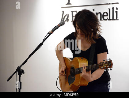 Naples, Italie. Apr 19, 2018. Carmen Consoli présente son album 'Eco di cugnana' à la Feltrinelli à Naples et il se produit dans un mini-set acoustique. Credit : Mariano Montella/Pacific Press/Alamy Live News Banque D'Images