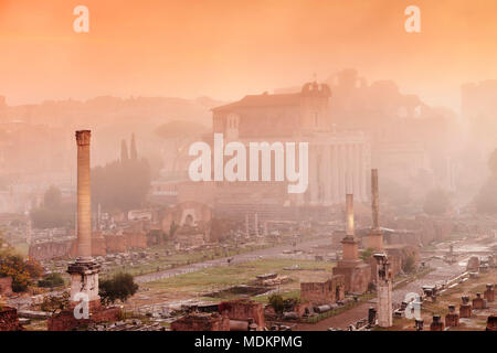 Forum romain dans la brume du matin au lever du soleil, Foro Romano, Rome, Latium, Italie Banque D'Images