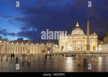 Obélisque sur la Place Saint Pierre, les colonnades du Bernin, Vatican, Rome, Latium, Italie Banque D'Images
