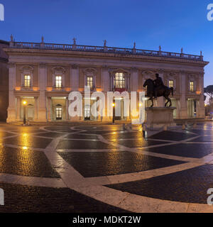 La place du Capitole avec statue équestre, Place du Capitole, les musées du Capitole à l'arrière, au crépuscule, le Palazzo Nuovo, Rome, Latium Banque D'Images