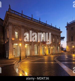 Musées du Capitole sur la place du Capitole, la Piazza del Campidoglio, crépuscule, le Palazzo Nuovo, Rome, Latium, Italie Banque D'Images