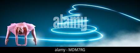 Ballerine avec glowing Neon lignes pivotant Banque D'Images