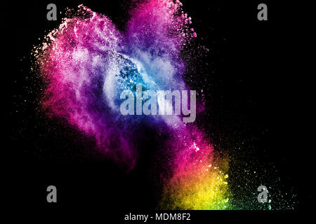 Poudre de couleur multiples explosion isolé sur fond noir. Banque D'Images