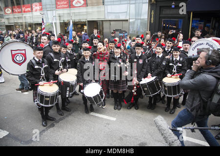 Lionacleit Sgoil Pipe Band à partir de l'Ecosse avait leur rêve de la tuyauterie jusqu'Sixième Avenue dans le cadre de la plus importante jusqu'à Tartan 20e anniversaire semaine à New York.Le défilé annuel des marches au nord sur le tartan de la 6e Avenue à Manhattan. Banque D'Images