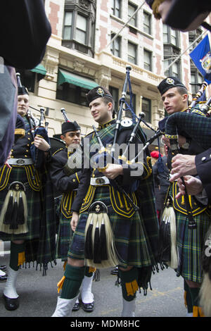 Le défilé annuel des marches au nord sur le tartan de la 6e Avenue à Manhattan. Banque D'Images