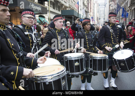 Le défilé annuel des marches au nord sur le tartan de la 6e Avenue, dans le centre-ville de batteurs dans l'Académie Navale Pipes & Drums Band réchauffement climatique jusqu'à mars dans la parade. Banque D'Images