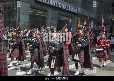 Le défilé annuel des marches au nord sur le tartan de la 6e Avenue à Manhattan. Banque D'Images