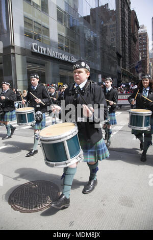 Le défilé annuel des marches au nord sur le tartan de la 6e Avenue à Manhattan. Banque D'Images