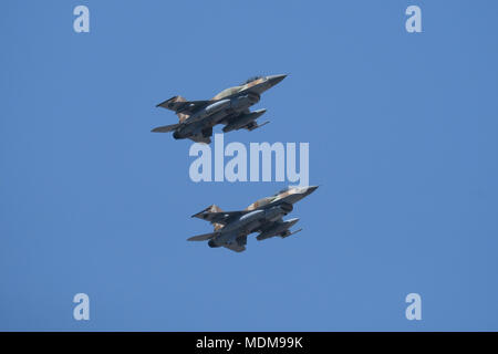 Lockheed F-16J 'Fighting Falcon' également appelé Ecus de l'air israélienne au cours de vol air show sur Jérusalem à Israël's 70e commémorations de l'indépendance Banque D'Images