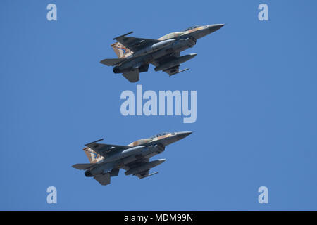 Lockheed F-16J 'Fighting Falcon' également appelé Ecus de l'air israélienne au cours de vol air show sur Jérusalem à Israël's 70e commémorations de l'indépendance Banque D'Images