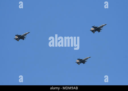 F-16D Fighting Falcon a également appelé Barak de l'air israélienne au cours de vol air show sur Jérusalem à Israël's 70e commémorations de l'indépendance Banque D'Images