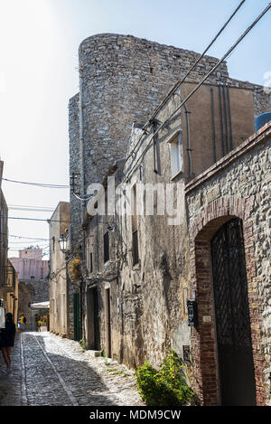 Erice, Italie - 11 août 2017 : Rue de la vieille ville avec des gens autour, dans le village historique d'Erice en Sicile, Italie Banque D'Images