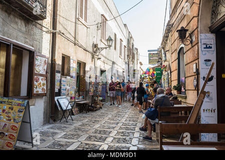 Erice, Italie - 11 août 2017 : Rue de la vieille ville avec des magasins, bars, restaurants et les gens autour dans le village historique d'Erice en Sicile, Ital Banque D'Images