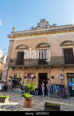 Erice, Italie - 11 août 2017 : Rue de la vieille ville avec une boutique de souvenirs et les gens autour dans le village historique d'Erice en Sicile, Italie Banque D'Images