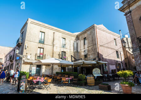 Erice, Italie - 11 août 2017 : Rue de la vieille ville avec bars restaurants et les gens autour dans le village historique d'Erice en Sicile, Italie Banque D'Images